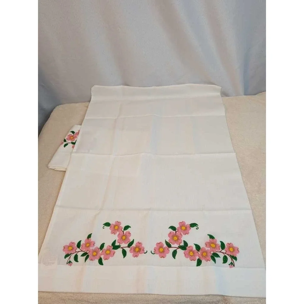 Thomaston New Era White Embroidered Floral Hand Towels 2pc Set